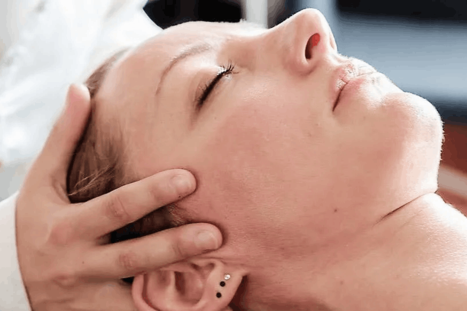Craniosacraal therapeut aan het werk